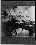 Worker in Berliner Factory